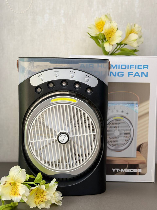 پنکه شارژی مهپاش YT-M2052 در حال ایجاد مه خنک