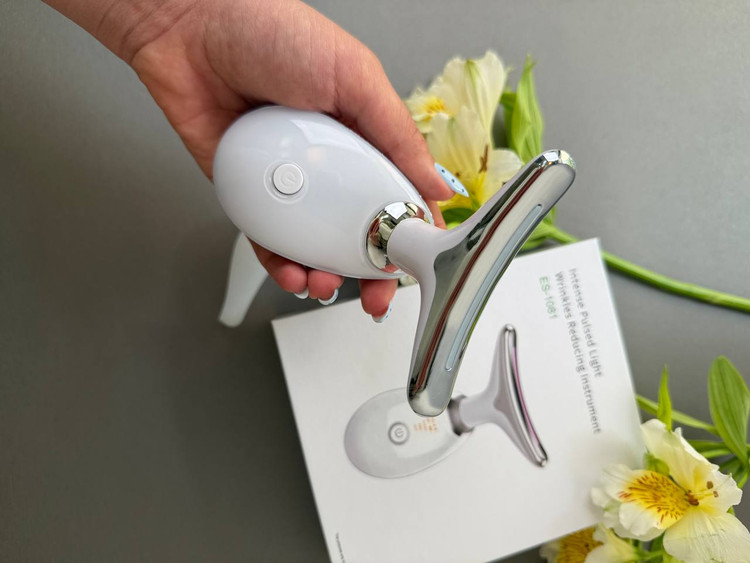 ماساژور گردن و صورت ES1081 تیروس در حال استفاده روی گونه برای جوانسازی